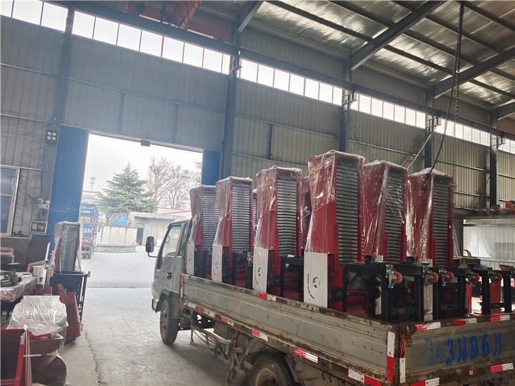 飼料顆粒機(jī)是以機(jī)械圓周運(yùn)動(dòng)為基礎(chǔ)，柴油機(jī)、電動(dòng)機(jī)為動(dòng)力帶動(dòng)傳動(dòng)軸
